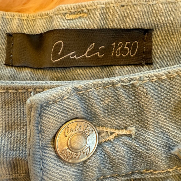 NWT Cali 1850 Light Wash Denim Shorts With Embroidered Daisies Size 7 - Picture 7 of 9